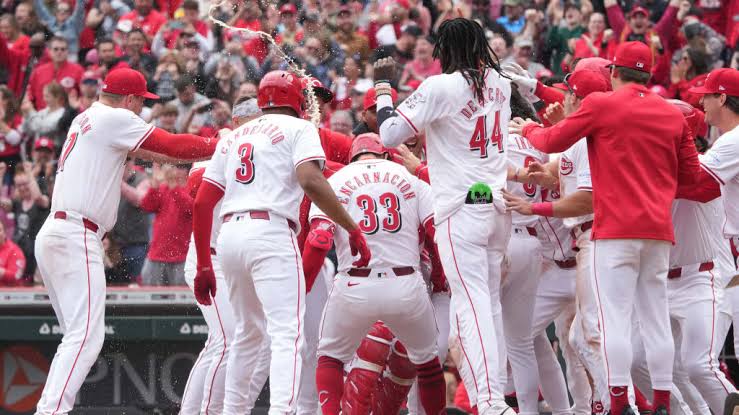 Late-Inning Heroics and a Fired-Up Crowd: Reds Survive Phillies’ Rally 9-6 as Francona Nears 2,000 Wins